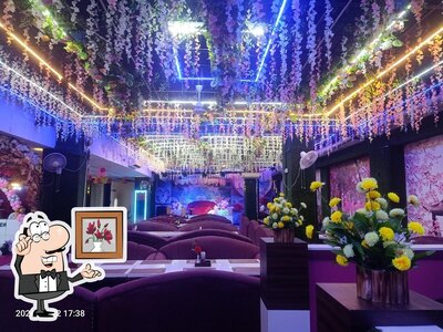 The interior of CAFE GREEN