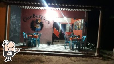 Sente em uma das mesas no Cineburguer