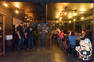 Sente em uma das mesas no Bruttus Burger