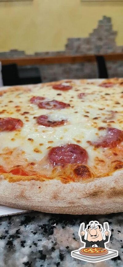 A Trattoria Pizzeria Rejal, puoi ordinare una bella pizza