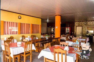 Sente em uma das mesas no Restaurante e Lanchonete Faz Sabor