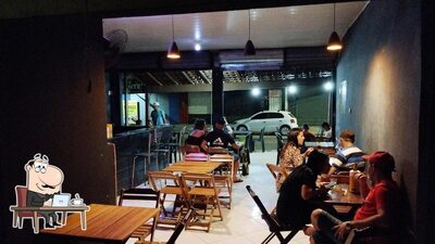 Sente em uma das mesas no Primme Beer