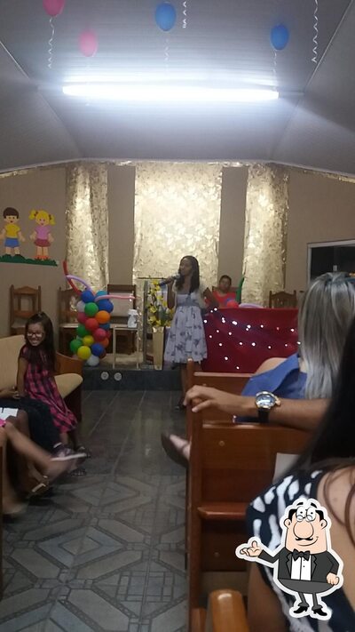 Sente em uma das mesas no Hot Dog do Edmilson