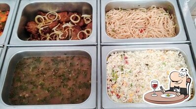 Comida em Pizzaria em família