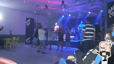 Sente em uma das mesas no Gaba Club
