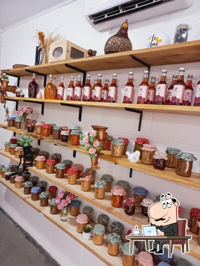 Sente em uma das mesas no Lady Doces Caseiros