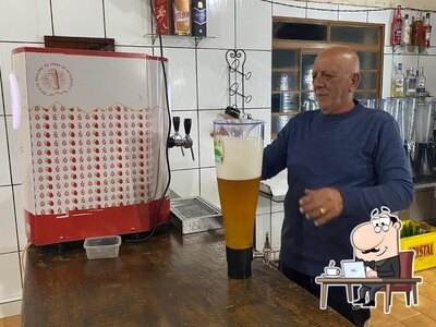 Sente em uma das mesas no Pesqueiro do Zetinho