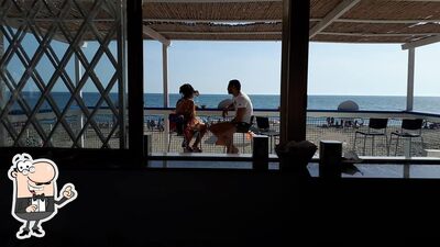 Puoi goderti l'aria fresca da seduto all'esterno di B-Beach Bar & Restaurant