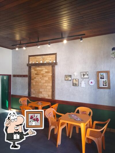 Sente em uma das mesas no Bar do Expedito