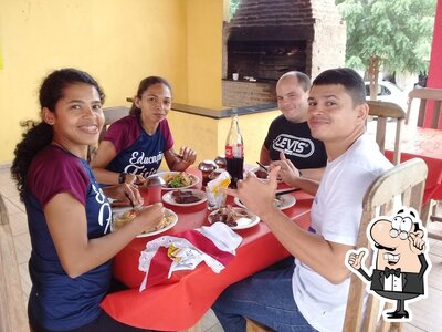 Sente em uma das mesas no Churrascaria rancho 103