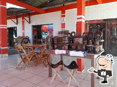 Sente em uma das mesas no Restaurante e Lanchonete Tradição do Sul