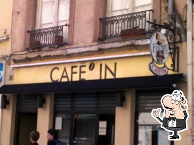 Installez-vous à l'une des tables de Cafe'in