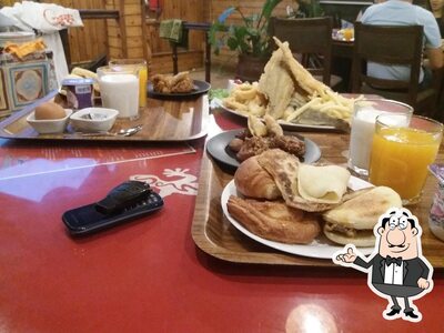 Installez-vous à l'une des tables de Café IBTISSAMA Mehdia