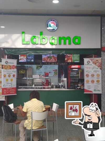 Sente em uma das mesas no Labama Restaurante