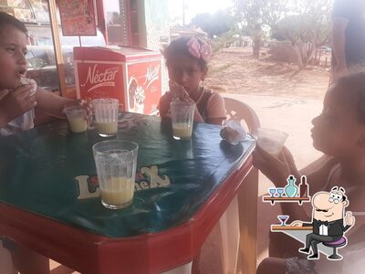 Sente em uma das mesas no Lanche e restaurante KME