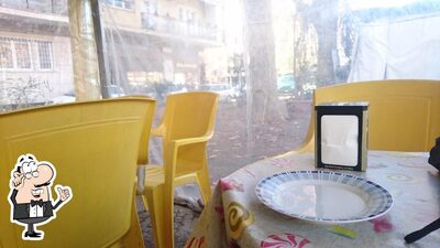 Siediti a un tavolo di Caffé Tazza D'Oro