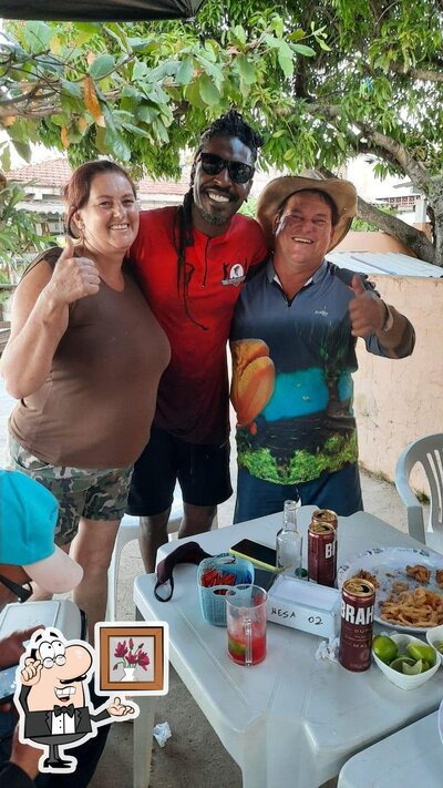 Sente em uma das mesas no Bar, Porções, Petisco de Peixe e Aluguel de Barcos em Santa Maria, Sp