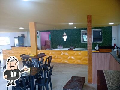 Sente em uma das mesas no Império Burguer e Hot dog