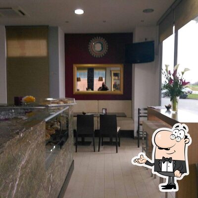 Dai un'occhiata agli interni di Opera Cafè