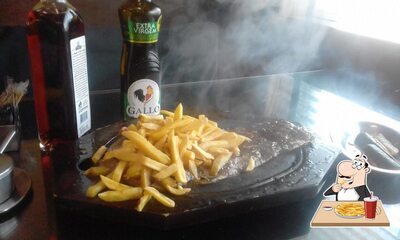 Experimente batatas fritas francesas com diversos molhos