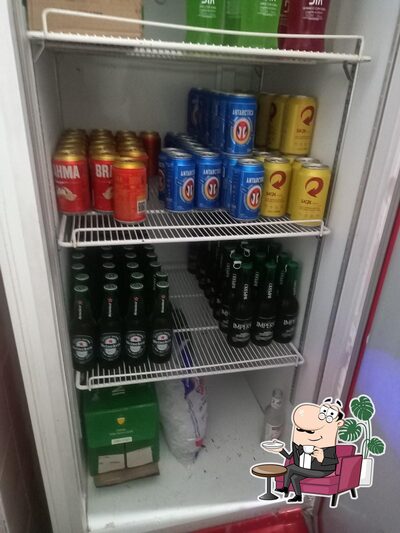 Sente em uma das mesas no Bar Bamboa