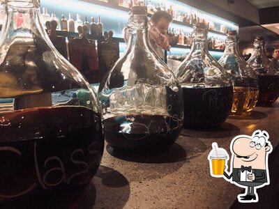 Goditi un drink al ristorante Nomad Eatery & Bar