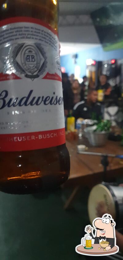 Desfute um copo de cerveja leve ou escura