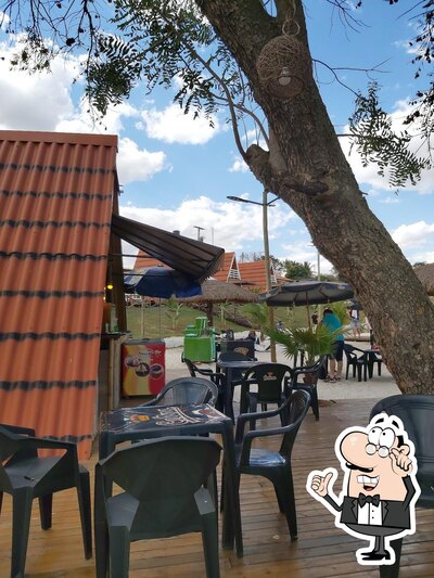 Sente em uma das mesas no Thermas Park Pio 11