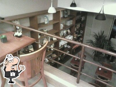 Sente em uma das mesas no Shalom