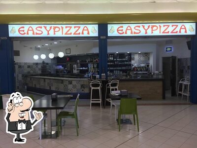 Gli interni di Easy Pizza pizzeria c/o Conad