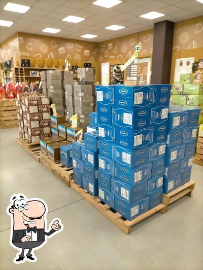 Puoi goderti l'aria fresca da seduto all'esterno di VeroCaffè