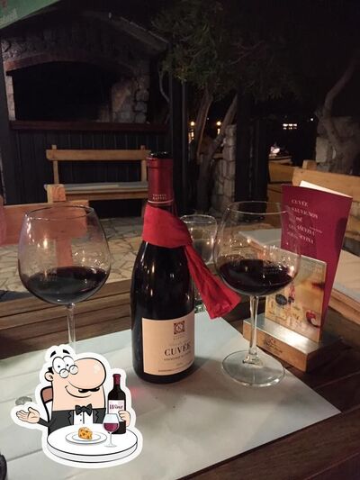 Degusta un bicchiere di vino alla fine di una lunga giornata lavorativa