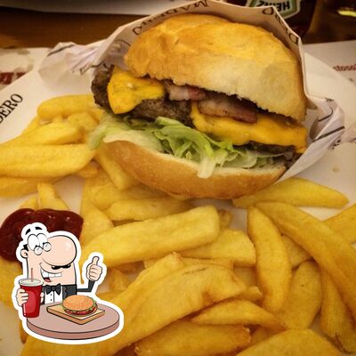 Deguste um dos hambúrgueres disponíveis no Madero Steak House Shopping Piracicaba