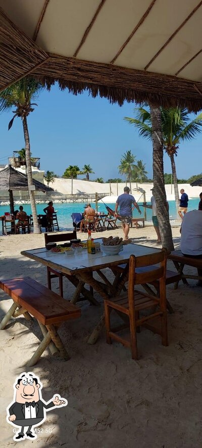 Sente em uma das mesas no Laguna Beach Club Guriú