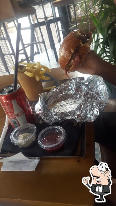 Installez-vous à l'une des tables de Primos Chicken Hay Riyad