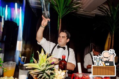 O barman no Angel's Drinks irá fazer um coquetel para você