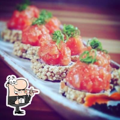 Rolos de sushi são oferecidos por AKAMI SUSHI DELIVERY
