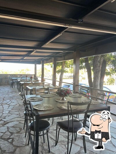 Sente em uma das mesas no Taboca's Restaurante