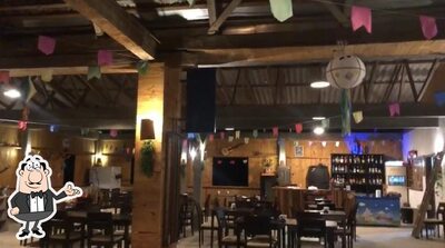 Sente em uma das mesas no Paiol Country Bar
