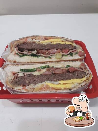 Peça um dos hambúrgueres oferecidos no Pizzaria Reis