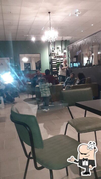 Dai un'occhiata agli interni di Faenza 1