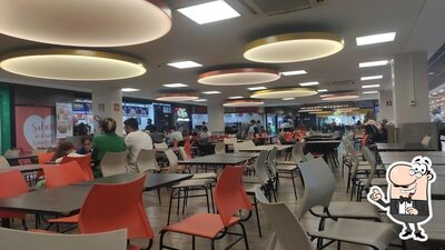 Sente em uma das mesas no Mini Kalzone Carrefour Goiânia