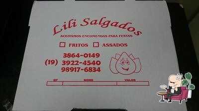 Sente em uma das mesas no Lili Salgados
