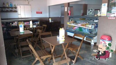 Sente em uma das mesas no Restaurante Dona Diva