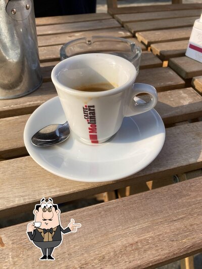 Goditi qualcosa da bere al pub & bar Charly Cafe
