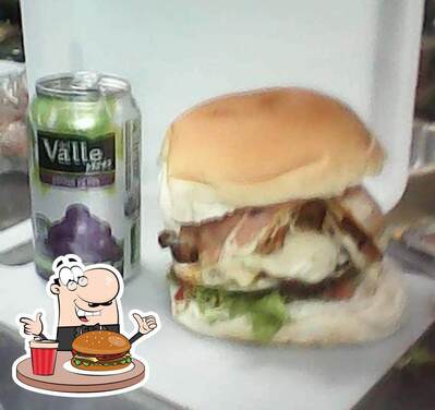 Deguste um dos hambúrgueres oferecidos no Magueta Lanches