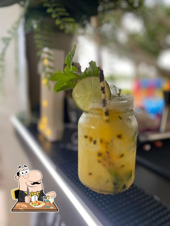 La barra Bartender in Four Corners Restaurant reviews