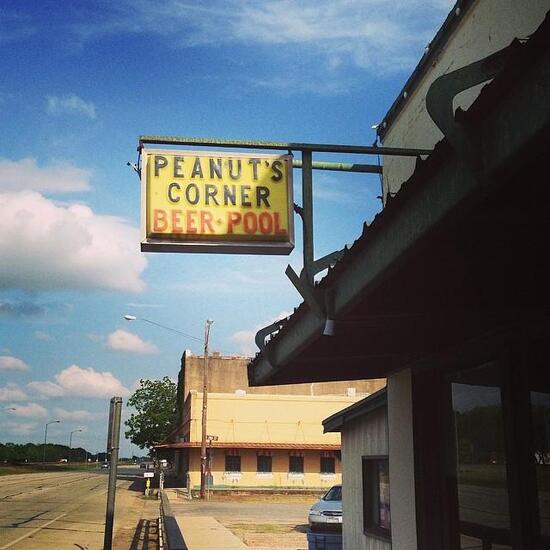 Peanut's Corner BeerPool in Wallis Restaurant reviews