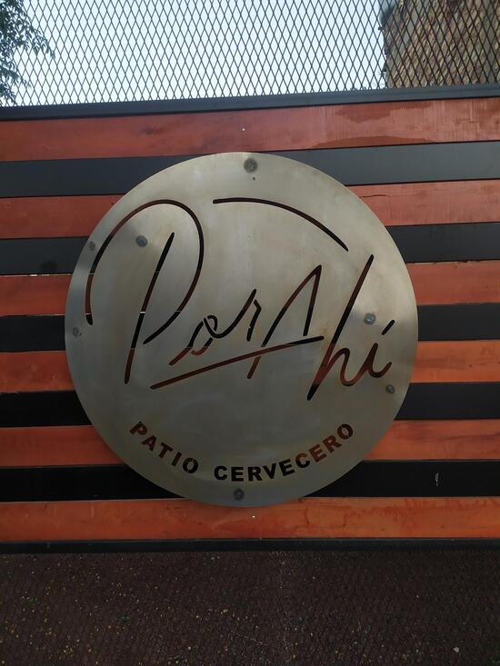 Por Ahí Patio Cervecero pub & bar, General Fernández Oro Restaurant